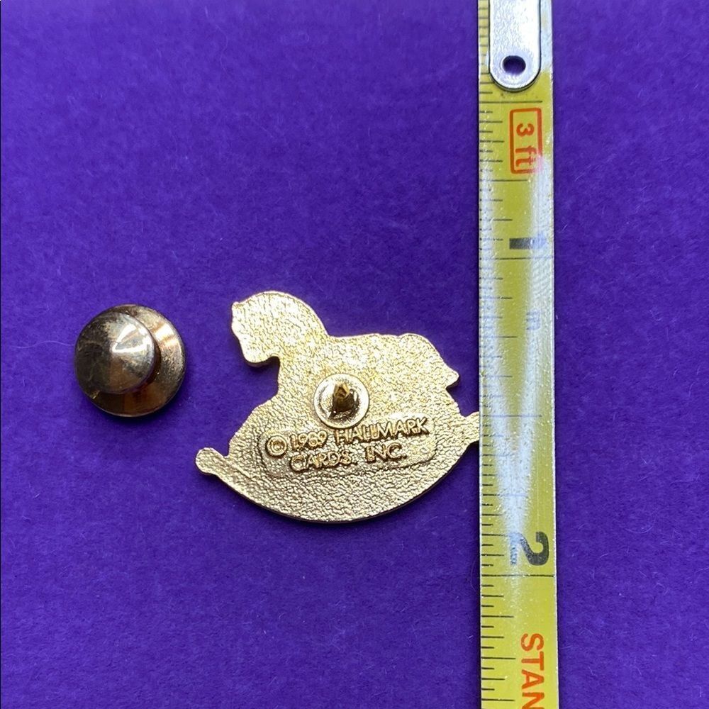 💛 Vintage 1989 Hallmark Cards Rocking Horse Christmas Enamel Pin - Picture 4 of 4